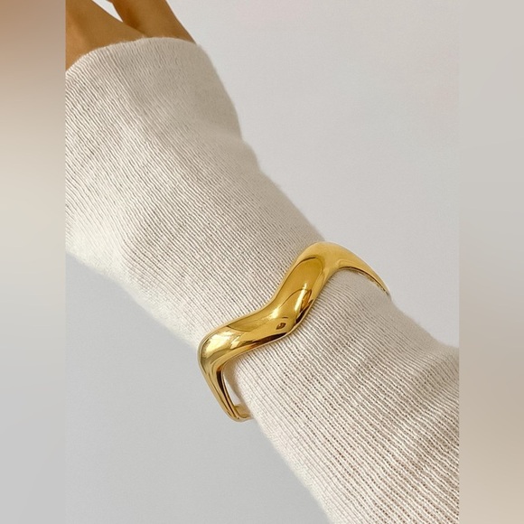 18K V Bangle Bracelet - Picture 1 of 5